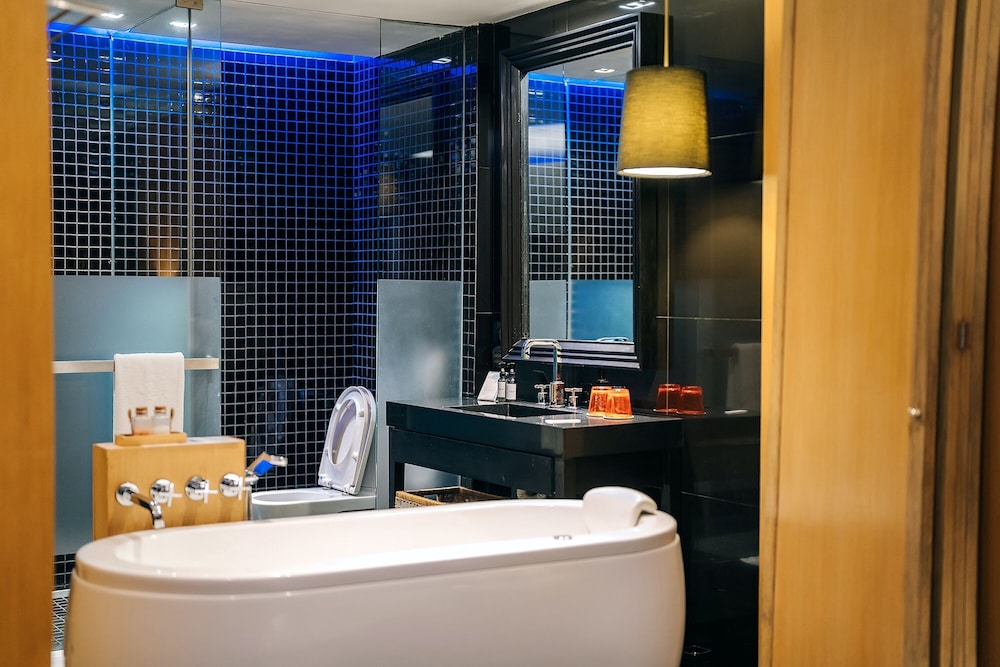 Deluxe Room, 1 King Bed (Jet Tub) - Photo 9