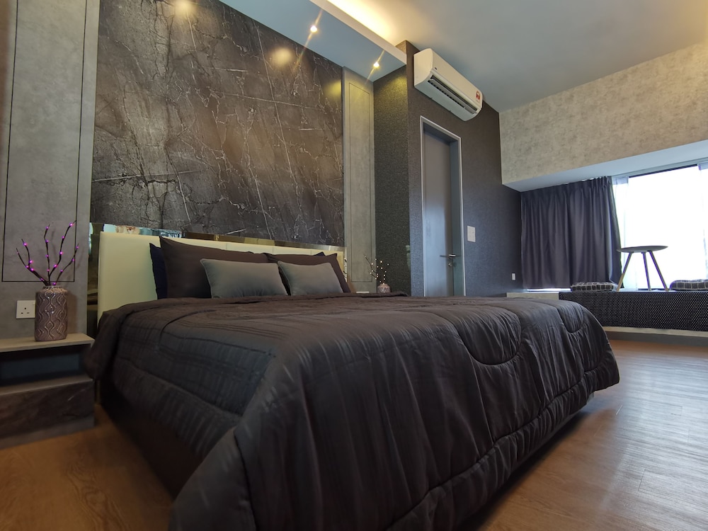 Premium Studio, 1 King Bed, Bathtub, City View