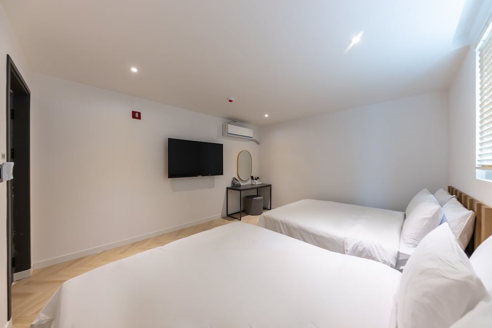 Luxury Penthouse (Breakfast Provided Except for Monday) photo 3