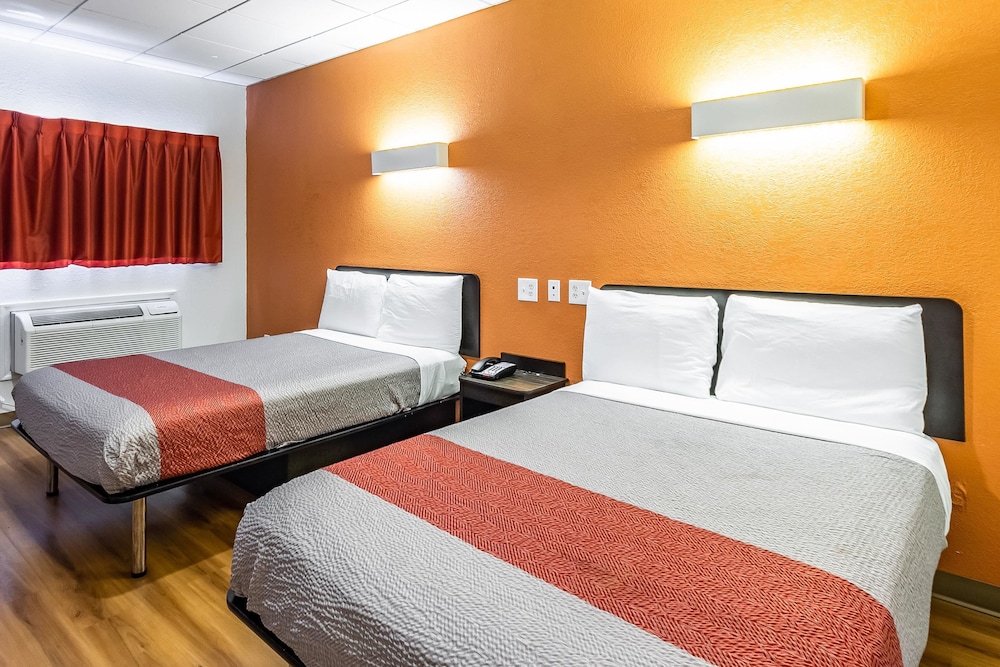 Standard Room, 2 Double Beds, Accessible, Non Smoking - Photo 8