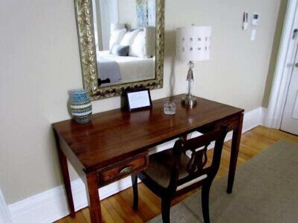 King Suite #3 photo 3