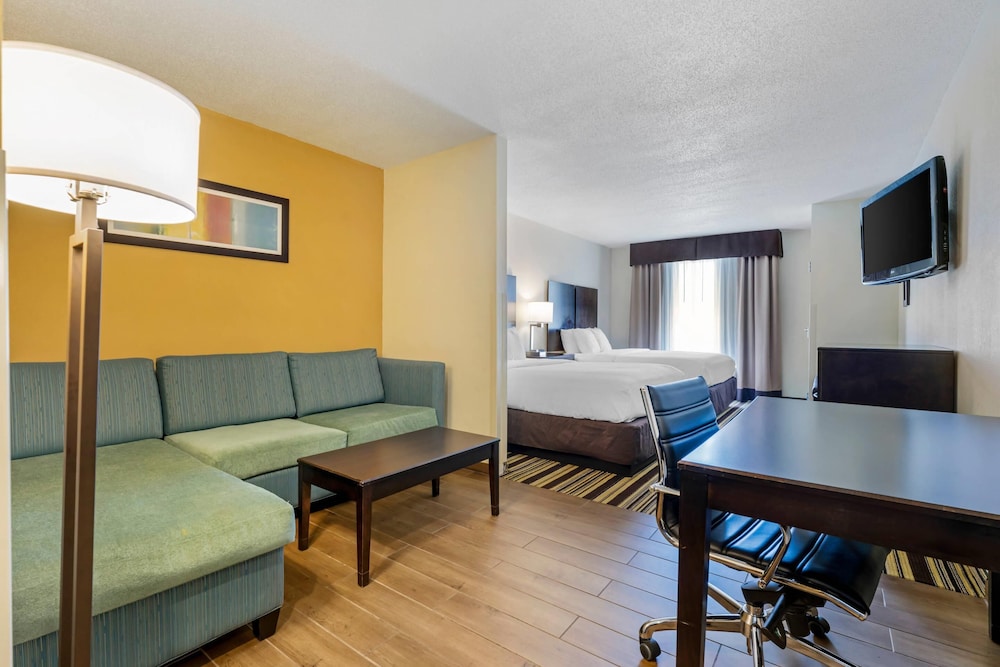 Suite, 2 Queen Beds, Non Smoking photo 3