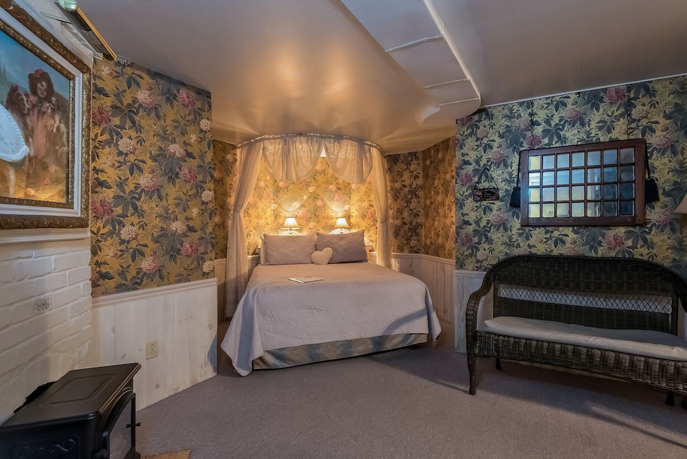 Luxury Suite, 1 Queen Bed, Jetted Tub (Cider Nook) photo 1