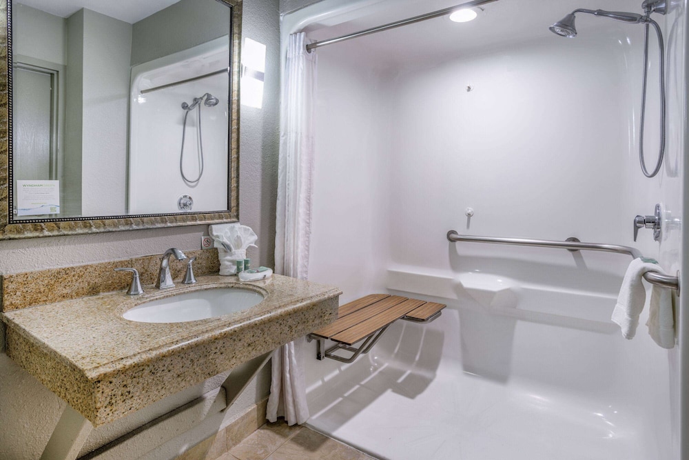 Room, 1 King Bed, Accessible, Bathtub - Photo 4