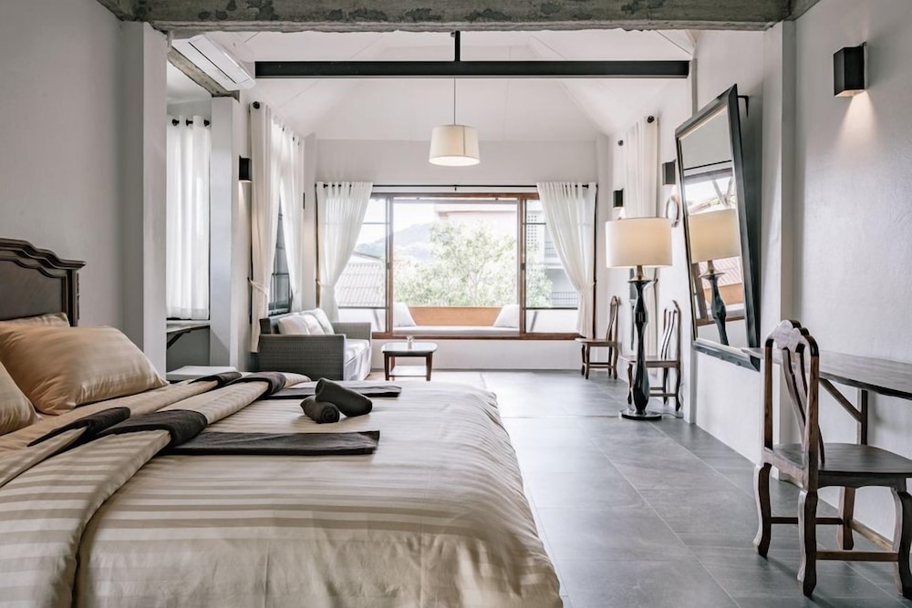 Studio Suite, 1 King Bed, Garden View