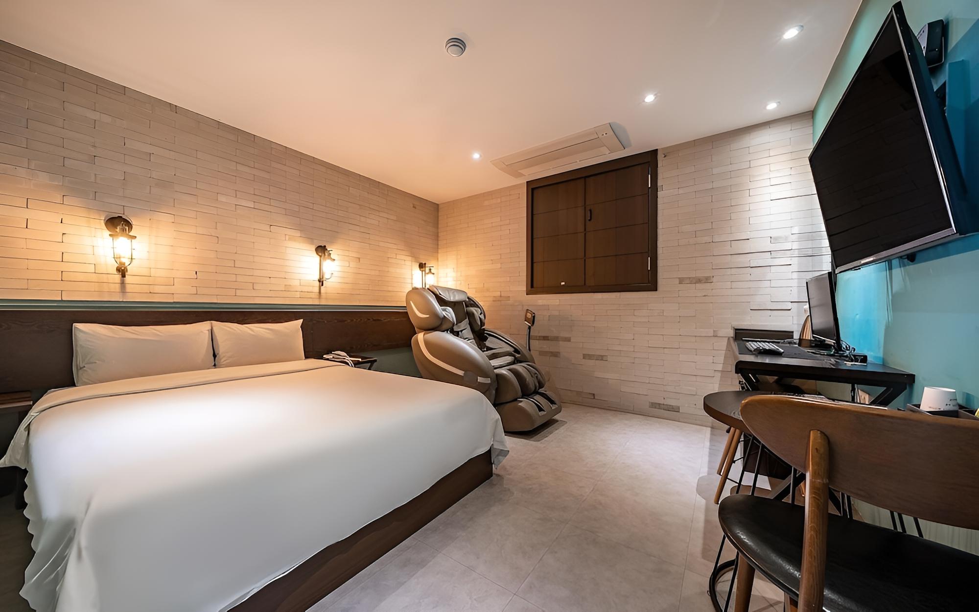 Room (VIP * massage chair*(Netflix viewable) - Photo 14
