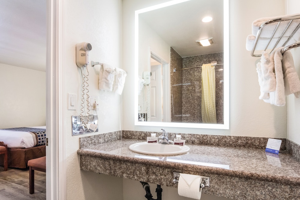 Standard Single Room, 1 Queen Bed, Accessible Bathtub - Photo 6
