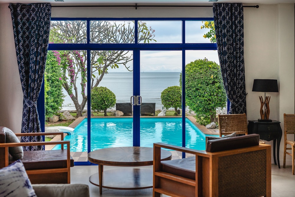 4BR Beachfront Pool Villa - Photo 4
