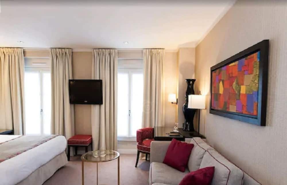 Deluxe Room thumbnail 6