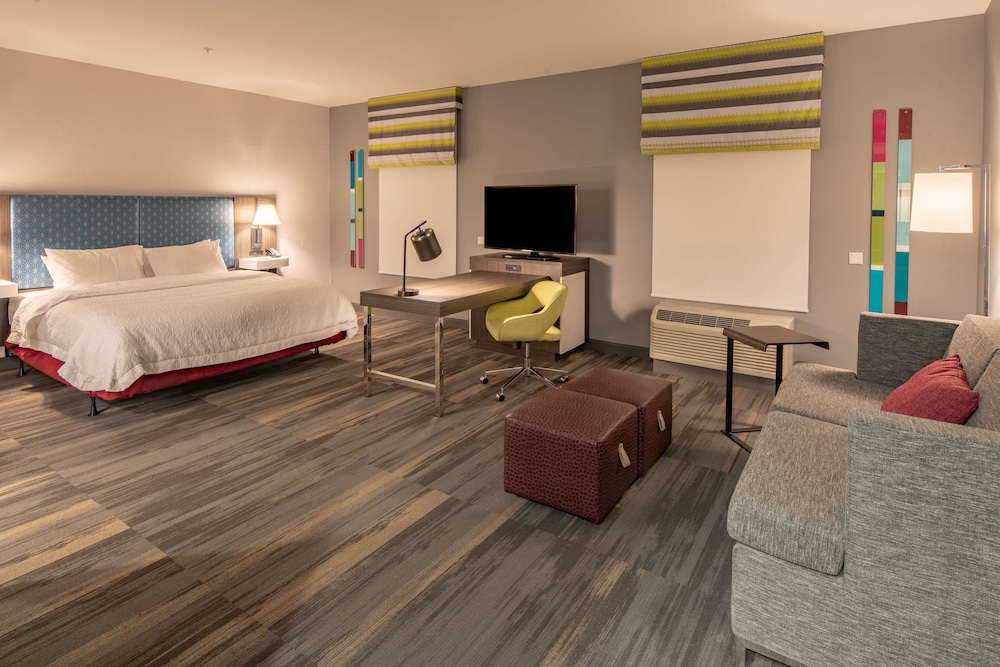 Studio, 1 King Bed, Refrigerator & Microwave (Wet Bar) photo 2