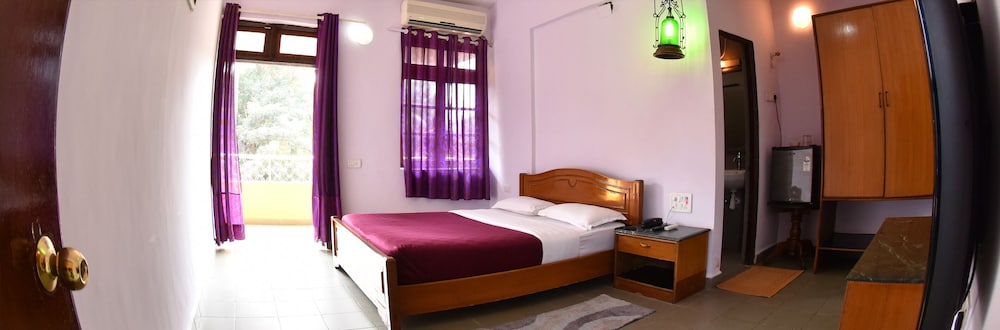 Economy Triple Room photo 3