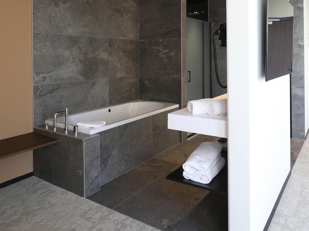 Junior Suite, 1 King Bed, Bathtub, River View - Photo 7