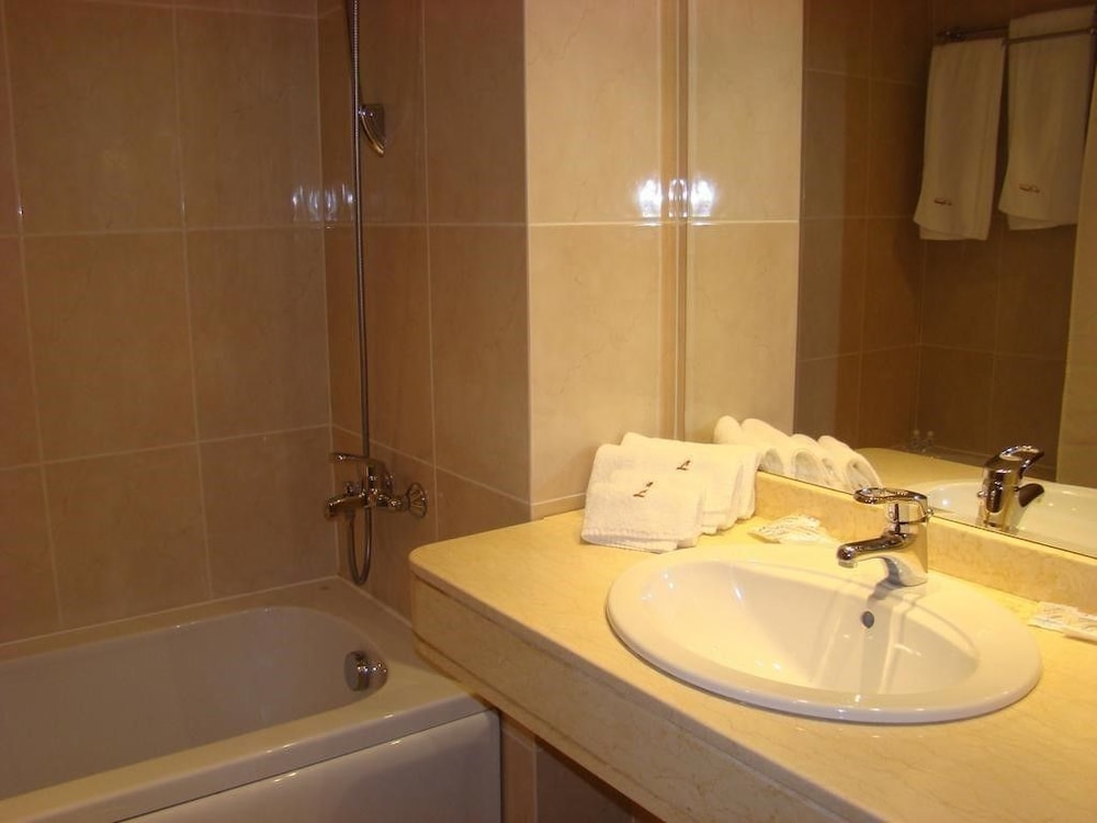 Deluxe Twin Room - Photo 2
