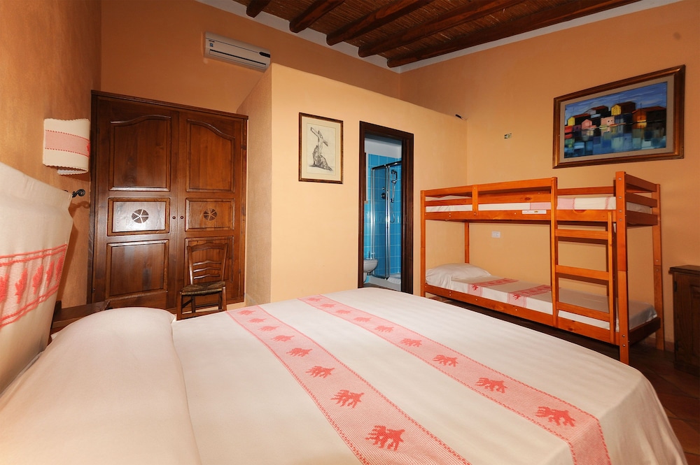 Quadruple Room - Photo 1