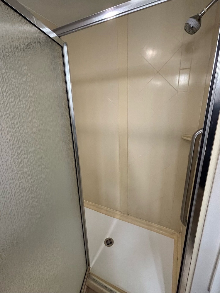 Room, 1 King Bed, Non Smoking (Walk-In Shower) - Photo 4