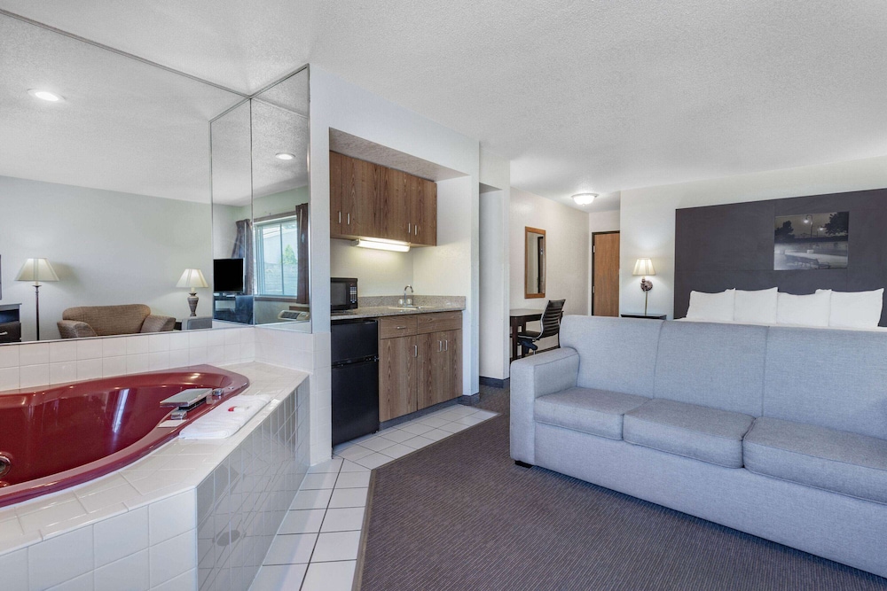 Deluxe Studio Suite, 1 King Bed, Non Smoking (1st Floor)