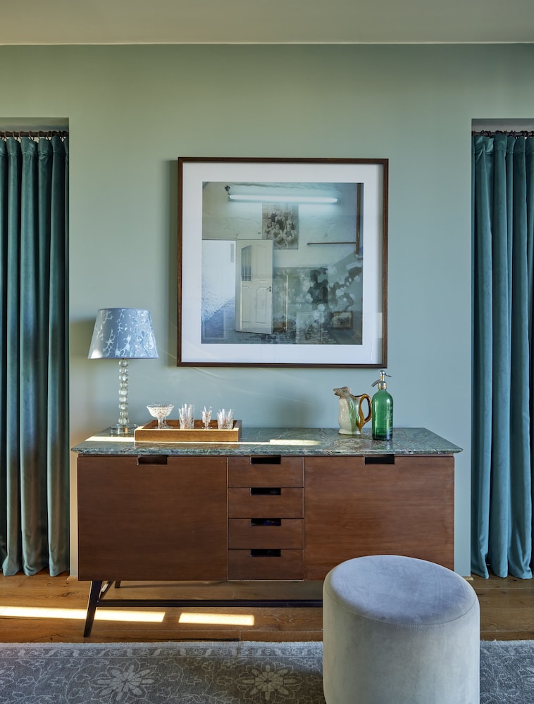 Executive Suite - Photo 6