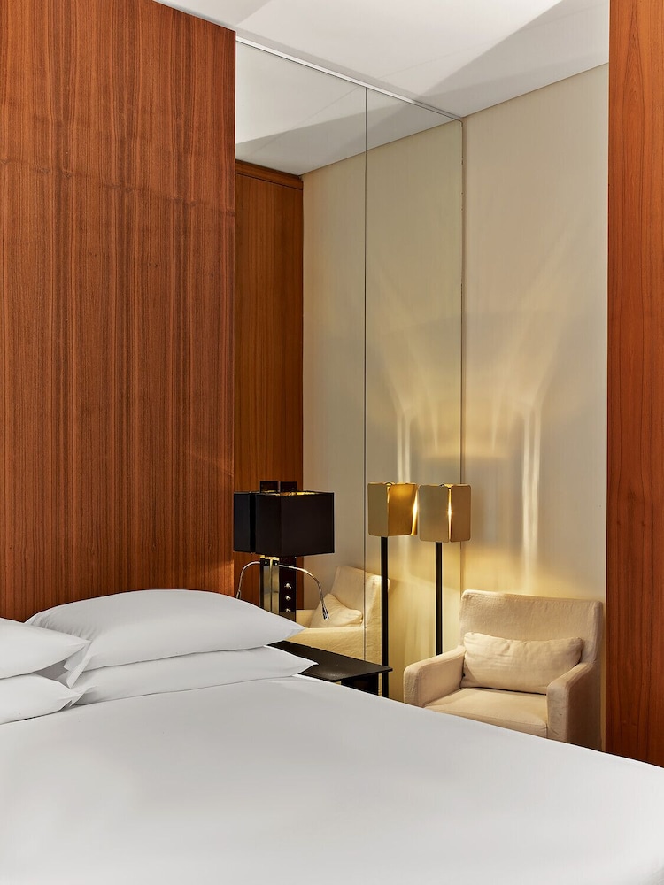 Room, 1 Queen Bed (View) thumbnail 5
