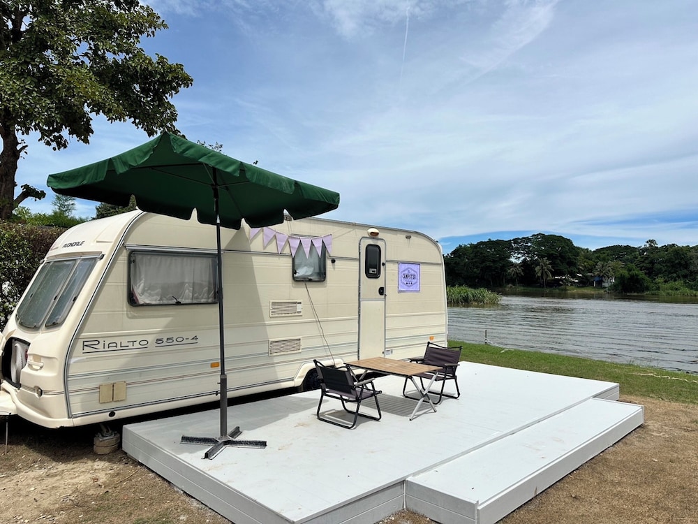 Campervan for 2 adults and 2 children - Photo 9