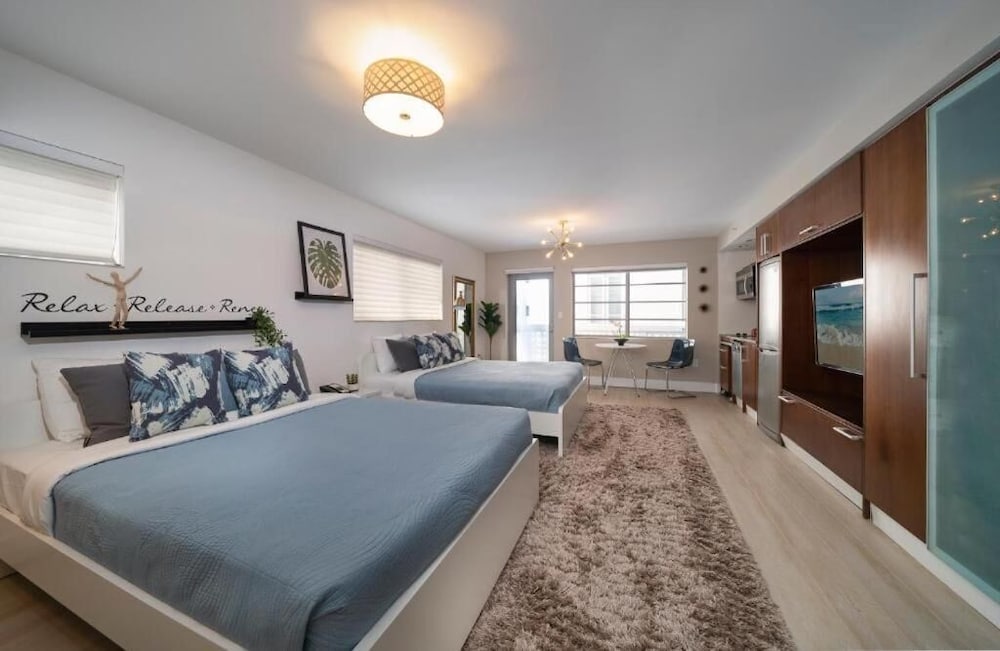 Deluxe Studio Suite, 2 Queen Beds, Balcony