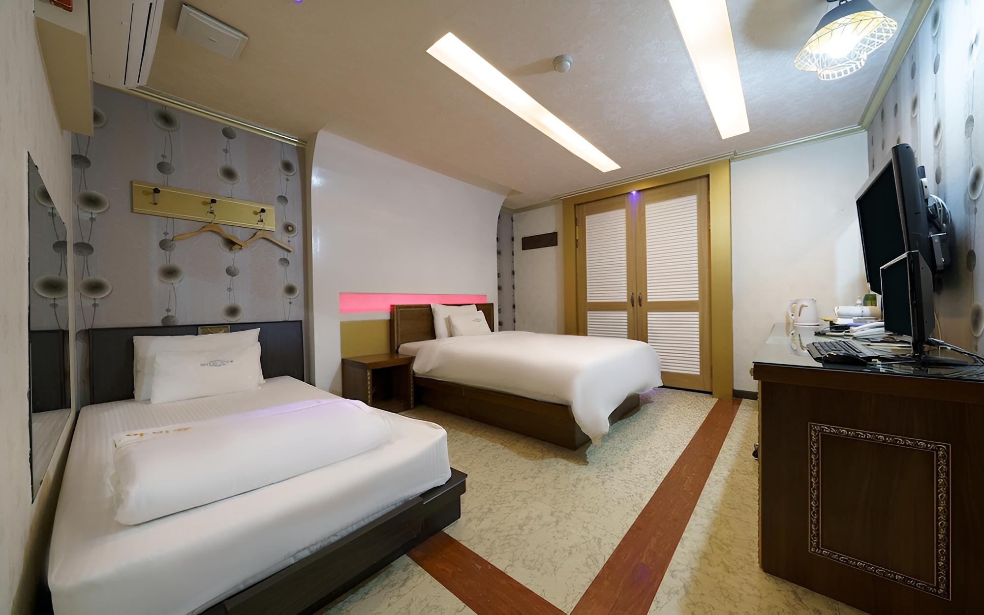 Room (Deluxe + Twin (double + single) (Netf) photo 1