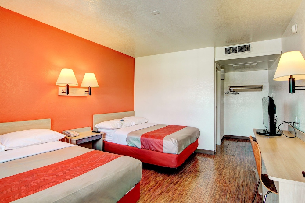 Standard Room, 2 Double Beds, Non Smoking photo 2