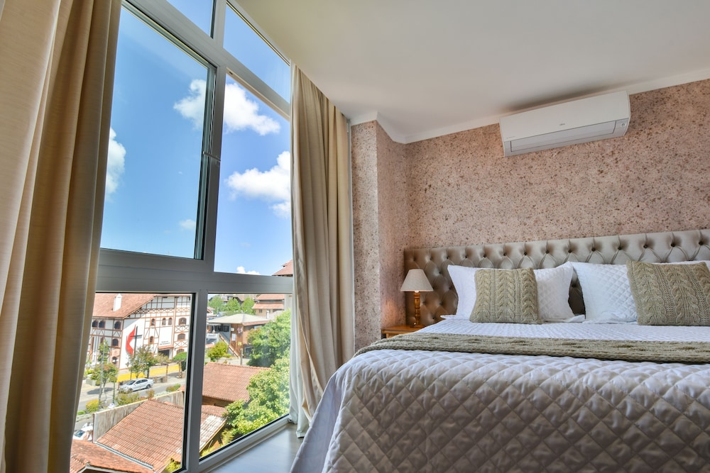 Deluxe Room, 1 Queen Bed thumbnail 6