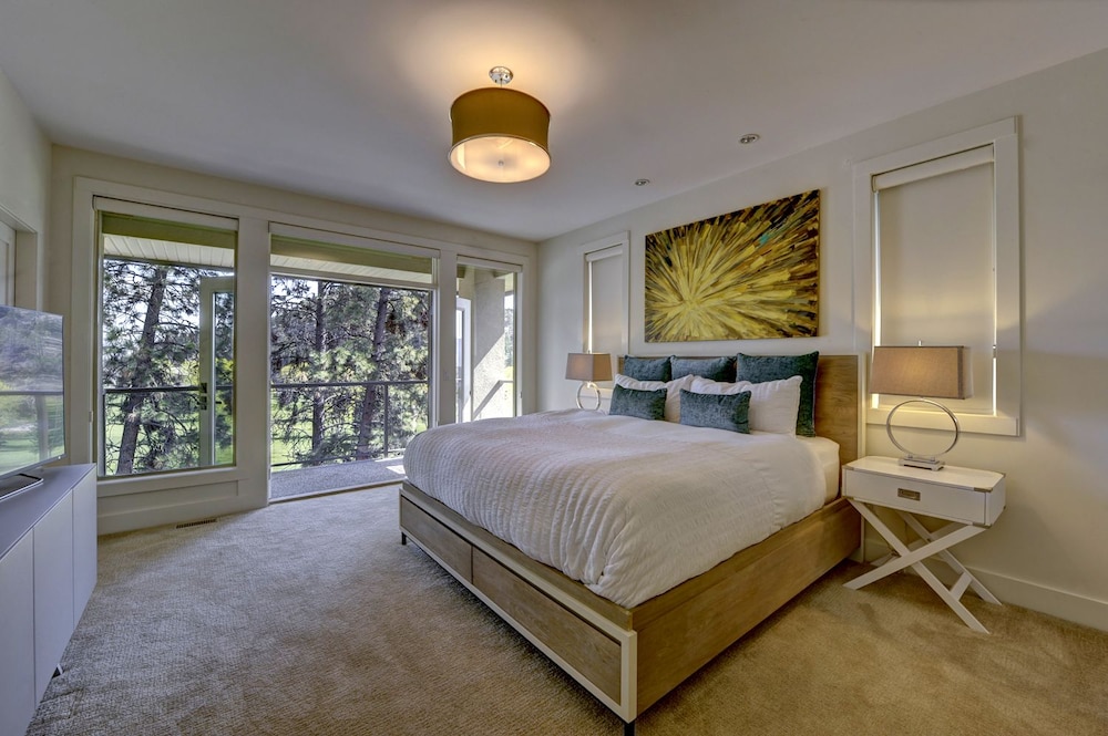Luxury Suite, 1 King Bed, Mountain View (Albatross) photo 1