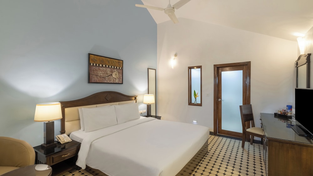 Executive Villa, 1 King Bed, Pool View - Photo 5