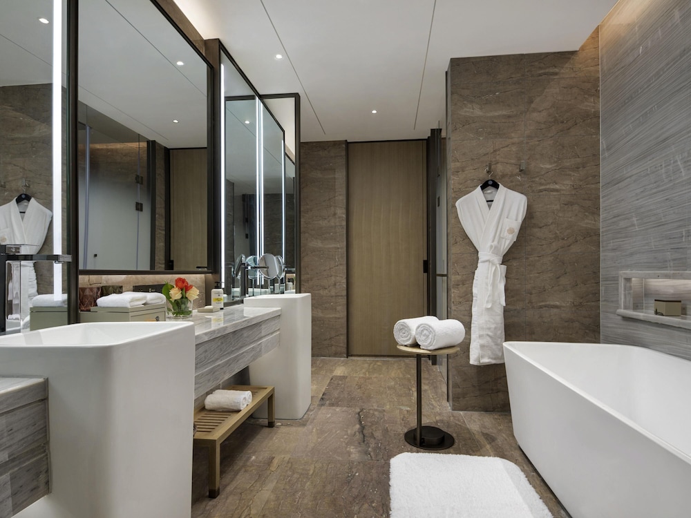 Executive Suite, 1 King Bed, Club Lounge Access (High Floor)