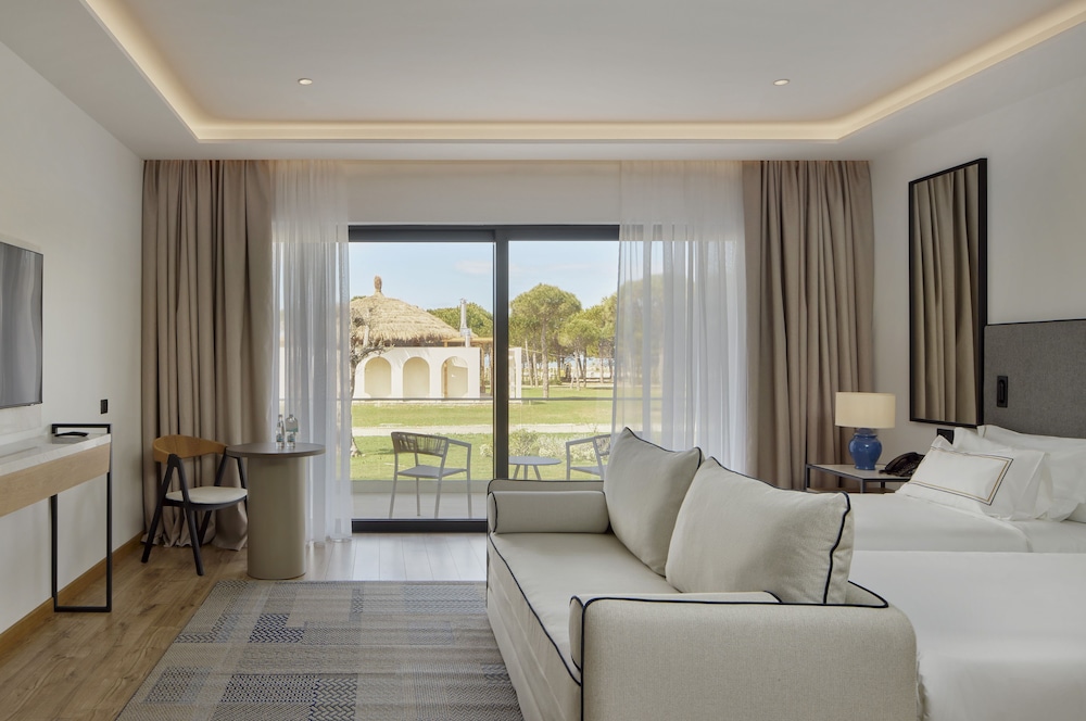 Room, Beachside (The Level | 2+2)