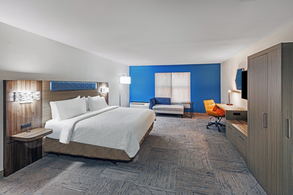 Suite, 1 King Bed, Accessible Bathtub (Communications, Mobility) photo 3