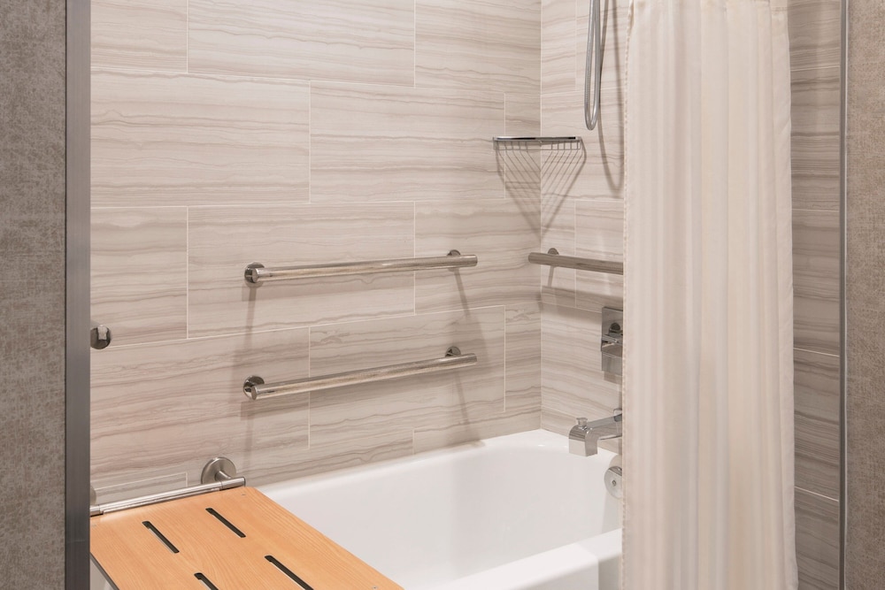 Room, 1 King Bed (Mobility/Hearing Accessible, Tub)