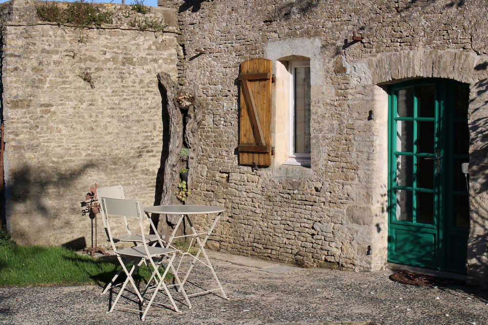 Premium Double Room, Private Bathroom, Garden View (Omaha Beach) photo 3