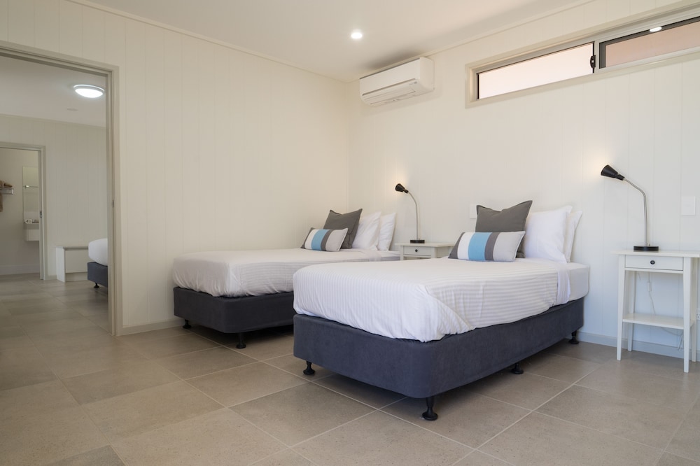 Family Suite, Multiple Beds, Private Bathroom photo 2