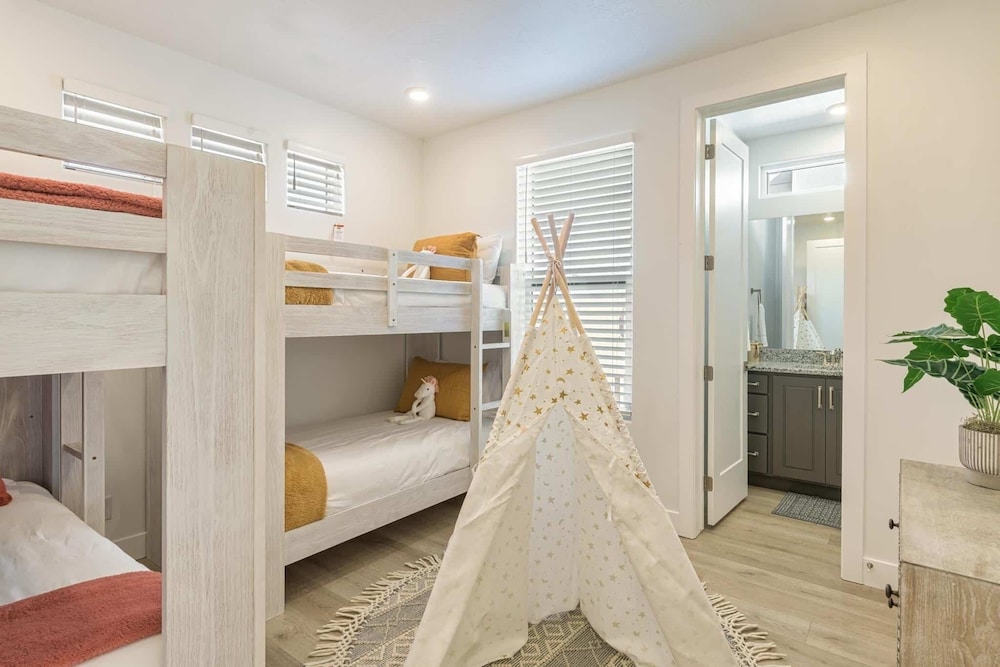 Townhome, 5 Bedrooms photo 3