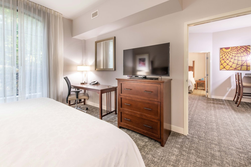 Suite, 2 Bedrooms, Kitchen (Hearing, Roll-In Shower) photo 2