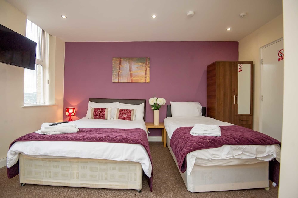 Deluxe Studio, Multiple Beds photo 3