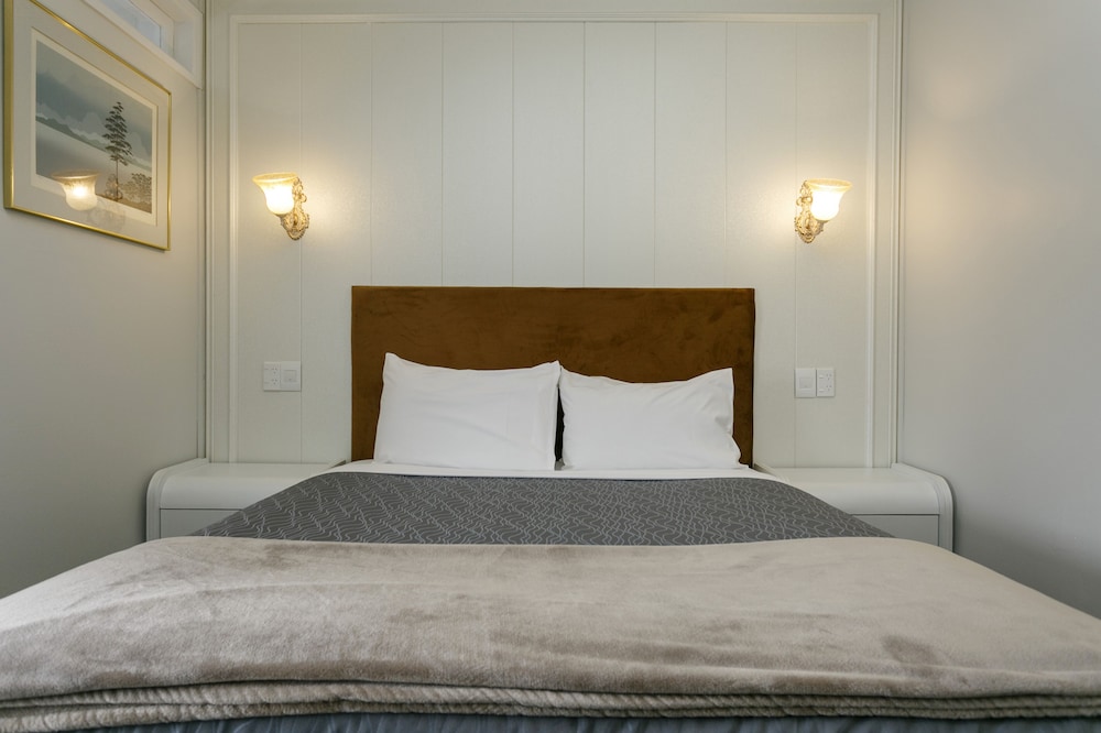 Deluxe Studio, 1 Queen Bed, Hot Tub, Ground Floor photo 1