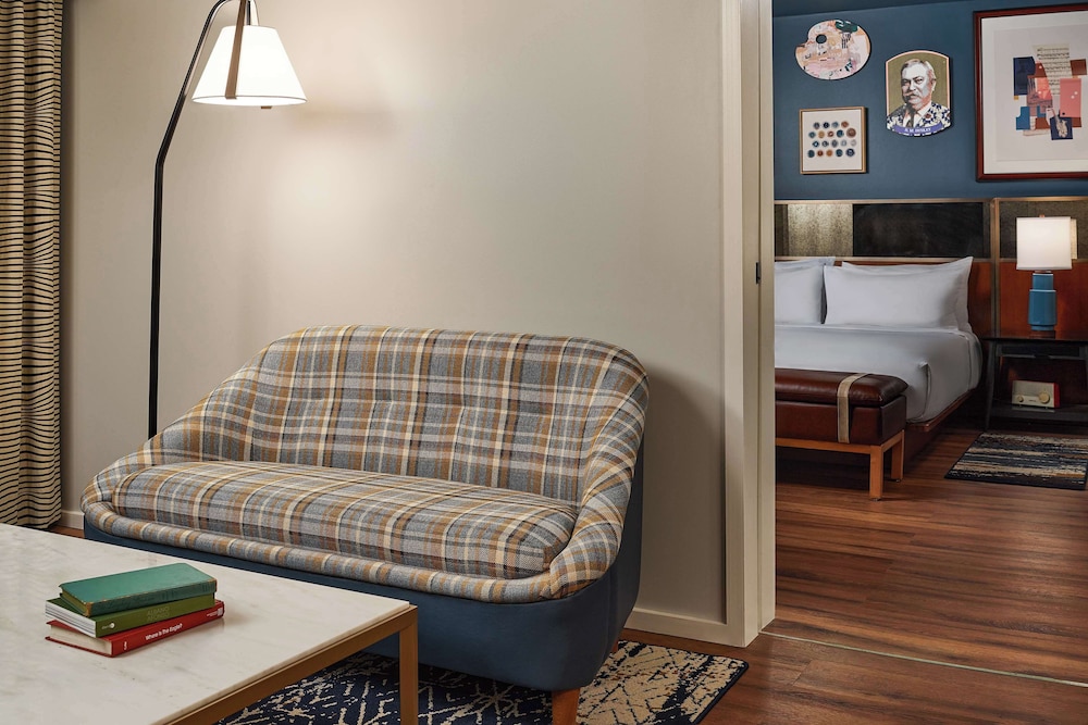 Suite, 1 King Bed, Accessible (Hearing)