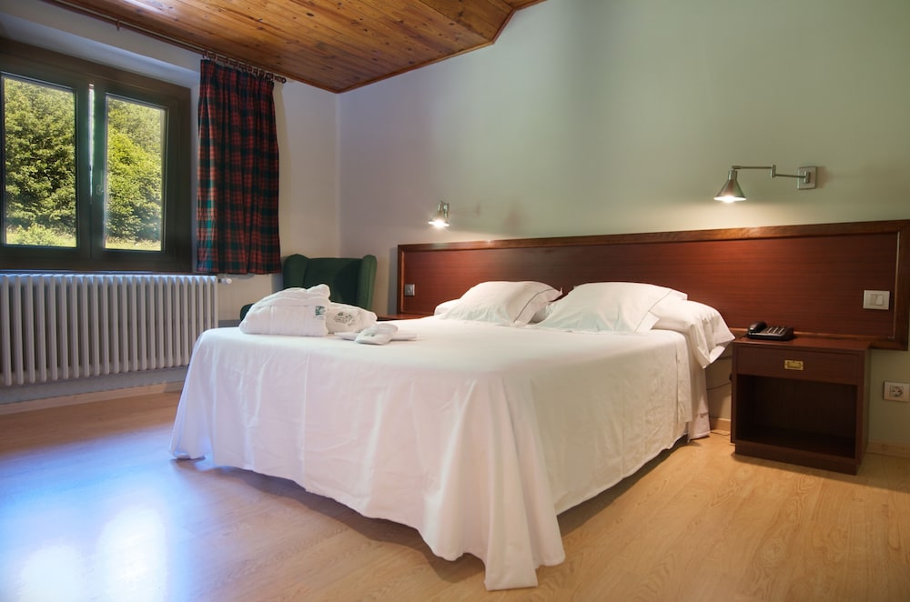 Basic Double or Twin Room - Photo 2