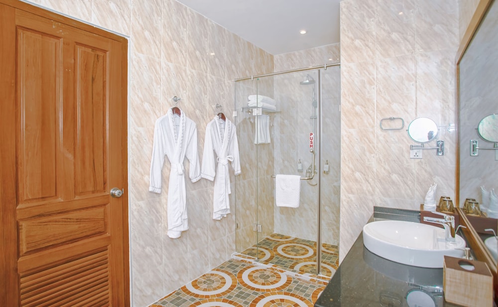 Apartment Suite, Shower photo 3