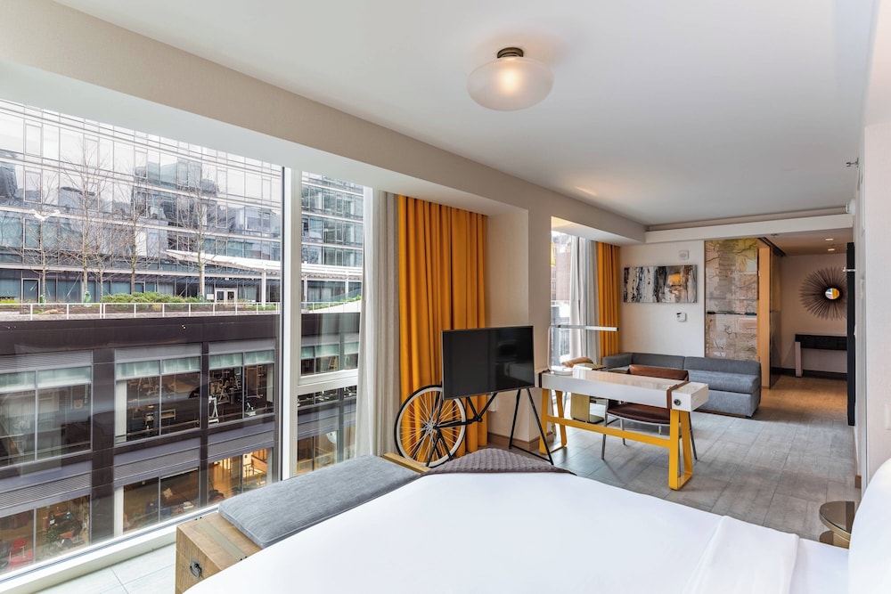 Junior Suite, 1 King Bed, Corner