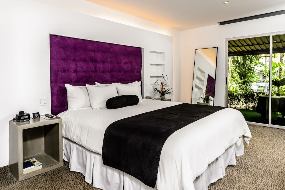Room, 2 Double Beds, Pool Access, Pool View - Photo 10