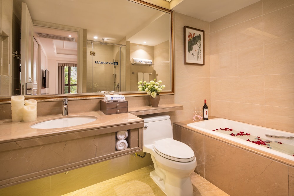 Honeymoon Suite, 1 King Bed, Poolside photo 2