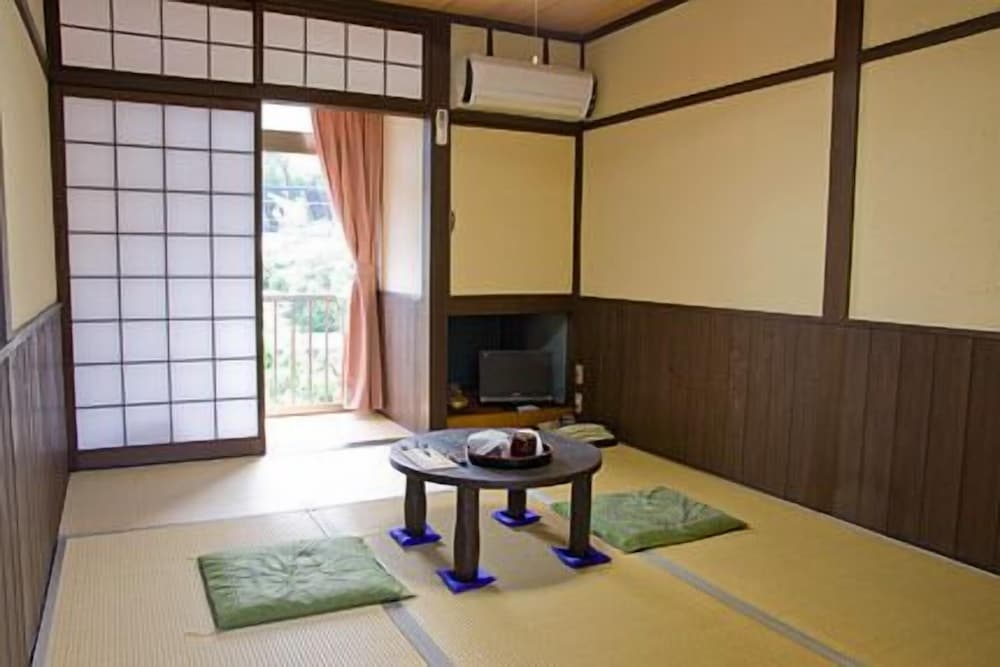 Economy Japanese-Style Room (6 tatami mats), Shared Bathroom - 1 to 2 guests photo 1