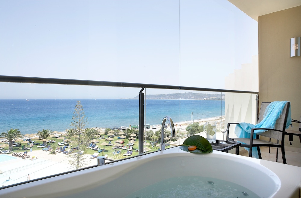 Deluxe Room with Spa Bath and Sea View