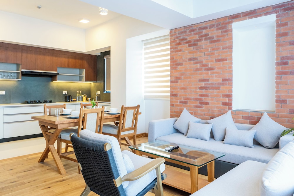 Executive Suite - Photo 6