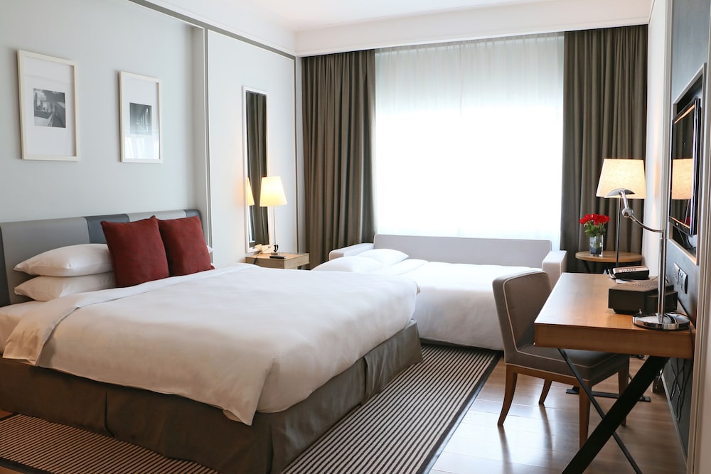 Premier Family Room ( 1 Super King Bed and 1 Single Sofa Bed)