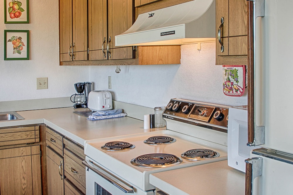 Deluxe Condo, Oceanfront photo 2